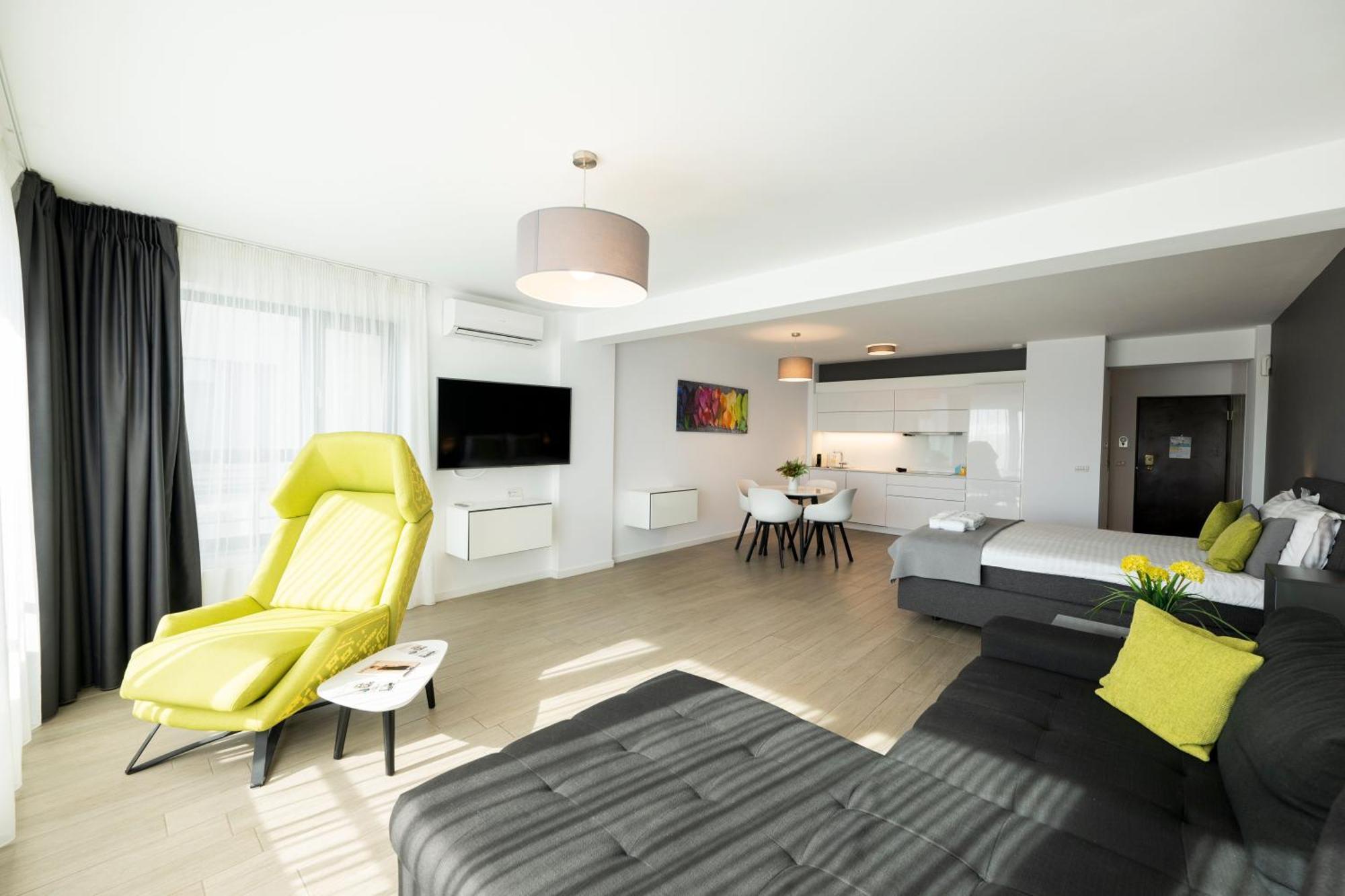 Lounge 8 *